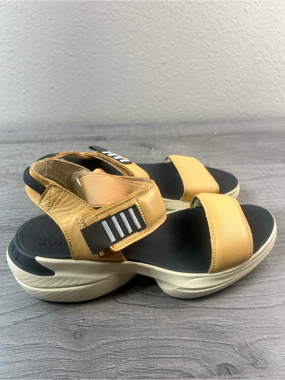 Sorel Splorer Blitz  Strider  Size 10 Yellow Leather Adjustable Strap Sandals - Picture 5 of 8